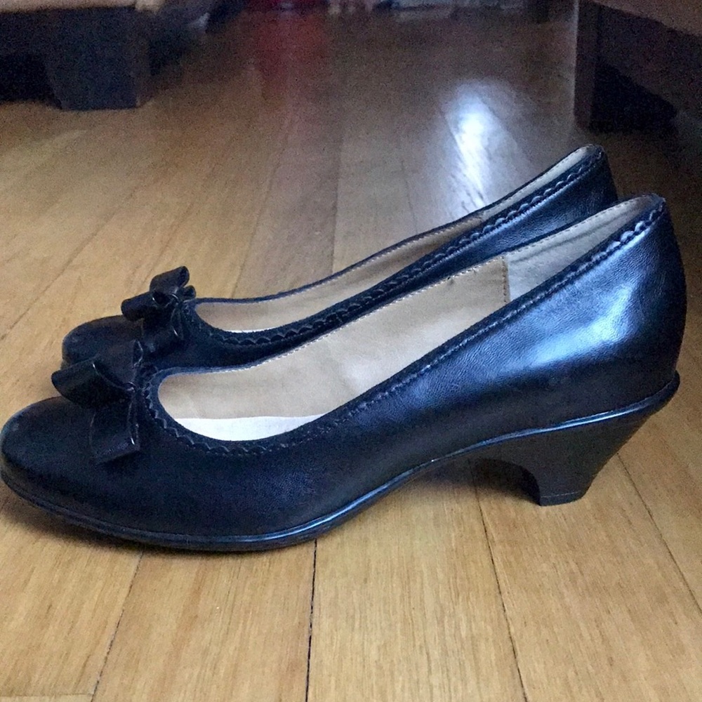 New Softspots Black Heels - Picture 2 of 3